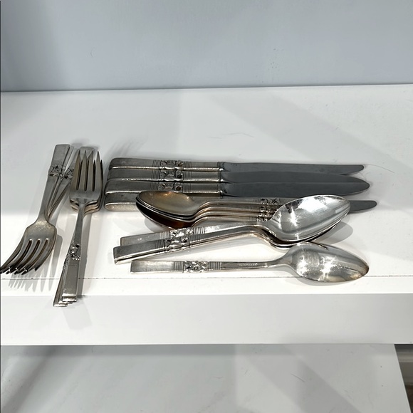 Silver plate Oneida Silverware - Picture 2 of 3